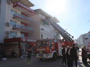 Yangın Nedeniyle Çatıda Mahsur Kalan 8’i Çocuk 13 Kişi Kurtarıldı