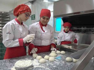 Öğrenciler Üretim İçin Fırının Başına Geçti: 6 Dakikada 300 Ekmek