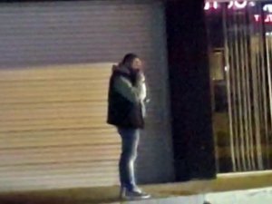 Kucağına Aldığı Yavru Köpeği Isırıp Yumrukladı