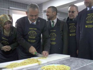 Bakan Özer Önlük Taktı, Erişte Kesti