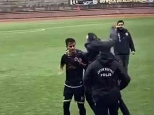 Sahaya İnen Kulüp Başkanı Rakip Futbolcuyu Tokatladı