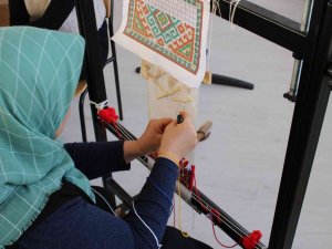 Tarihi Uşak Halıları, Minyatürleriyle Gelecek Nesillere Aktarılıyor