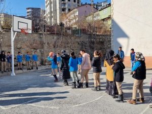Hakkâri’deki Okullara Basketbol Potası Ve Tenis Masası Desteği