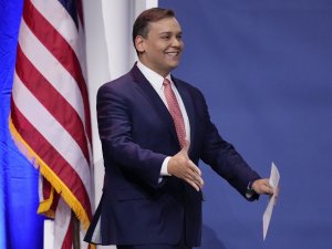 Abd’li Milletvekili George Santos’tan İtiraf: "Özgeçmişimi Süslediğim İçin Utanıyorum"