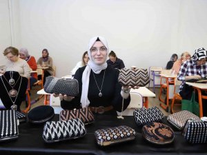 Kınalı Ellerden Çıkan Çantalara Sipariş Yetişmiyor