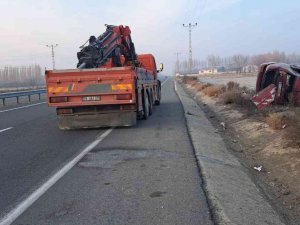 Iğdır’da Otomobil Önce Elektrik Direğine Çarptı Sonra Tarlaya Uçtu