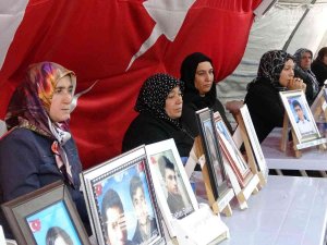 Hdp Önünde Evlat Nöbeti Tutan Ailelerin Direnişi Bin 212’nci Gününde