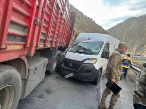 Minibüsle Tır Çarpıştı: 1 Yaralı
