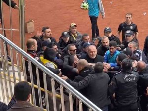 Kulüp Başkanı Sahaya Girerek Saldırdığı Rakip Futbolcu İle Barıştı