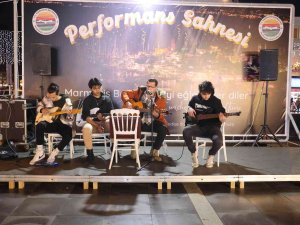 Marmaris 19 Mayıs Gençlik Meydanı Cıvıl Cıvıl