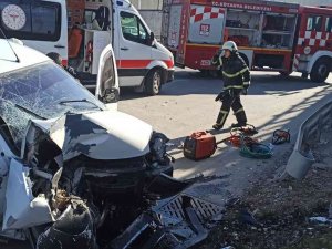 Hafif Ticari Araç Bariyerlere Çarptı: 2 Yaralı