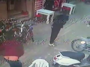 Kaçan Saldırganı Attığı Bisiklet Parçasıyla Yakalatmıştı, O Anlar Kamera