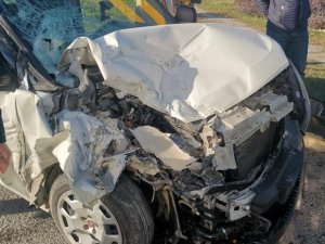Gazipaşa’da Belediyeye Ait Süpürge Kamyonu İle Kamyonet Çarpıştı: 3 Yaralı