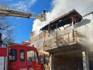 İ̇ki Katlı Ev Yangında Kül Oldu