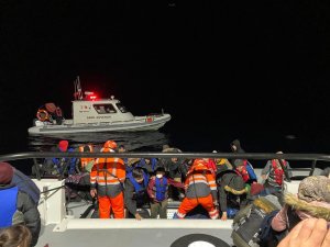 İ̇zmir Açıklarında 49 Düzensiz Göçmen Kurtarıldı
