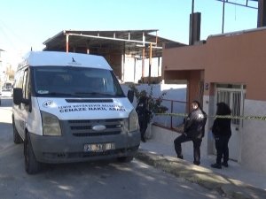 İ̇zmir’de Karısını Bıçaklayarak Öldüren Zanlı Tutuklandı