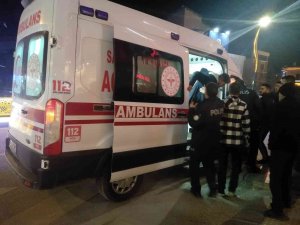 Cadde Ortasında Bıçaklı Kavga: 1 Yaralı