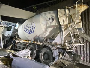 Otomobille Çarpışan Beton Mikseri 10 Metre Yükseklikteki Köprüden Uçtu: 3 Yaralı