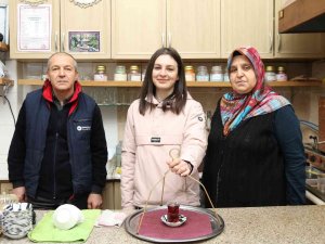 Anne Demliyor Baba Kız Günde 700 Bardak Çay Dağıtıyor