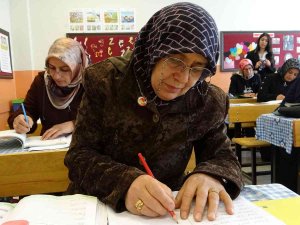 Van’da Okuma Yazma Kursu Kadınlara Umut Oldu