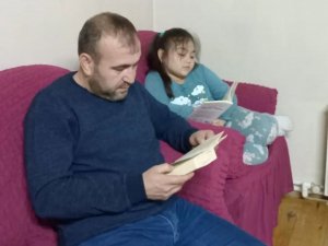 Hisarcık Atatürk İ̇lkokulu Öğrencileri Aileleriyle Kitap Okuyor