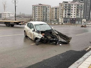 Üç Araç Birbirine Girdi: 1’i Polis 4 Kişi Yaralandı