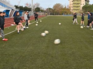 Kız Öğrencilerin Futbol Tutkusu