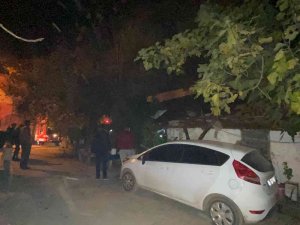 Müstakil Evin Odunluğunda Çıkan Yangın, Mahalleliyi Sokağa Döktü