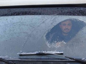 Yüksekova’da Araçlar Buz Tuttu