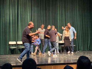 Osmaniye’de ’Mahşer-i Cümbüş’ Komedi Tiyatro Oyunu Sahnelendi