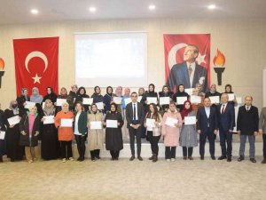 Domaniç’te "Aile Okulu" Projesine Katılan Veliler Sertifika Aldı