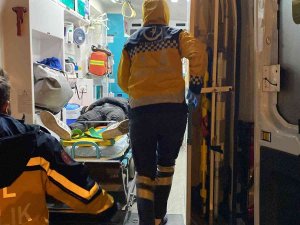 Servis Minibüsü İle Çarpışan Hafif Ticari Araç Hurdaya Döndü: 1 Yaralı