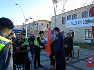 Foça Jandarma’dan Sürücülere Reflektif Yelek Dağıtımı