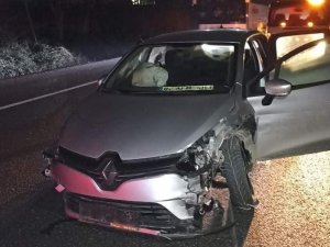 Otomobil Bariyerlere Çarptı: 6 Yaralı