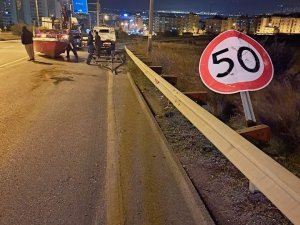 Otomobilin Çektiği Balıkçı Teknesi Karayoluna Düştü