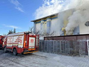 İ̇ş Yerinin Kazan Dairesindeki Yangın Büyümeden Söndürüldü