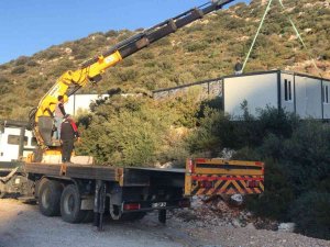 Kaş’ta Doğal Sit Alanındaki 3 Kaçak Konteyner Kaldırıldı