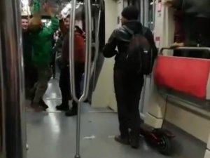 Tramvayı Lunaparka Çevirdiler, Demirlerin Üzerine Çıkıp Camlara Tırmandılar