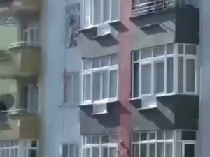 İ̇skele Metrelerce Yükseklikten Yere Çakıldı, Üzerindeki İşçiyi Emniyet Kemeri Kurtardı