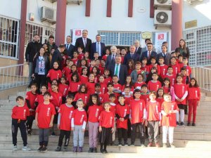 Antalya’da Öğrencilere 1 Yılda 40 Bin Spor Malzemesi Dağıtıldı