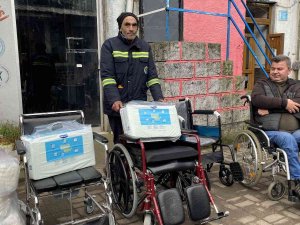 Belediyenin Temizlik İşçisi, Promosyonuyla Engelli Vatandaşa Tekerlekli Sandalye Aldı