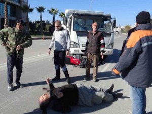 Kamyonet Motosiklete Çarptı: 1 Ağır Yaralı