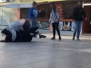 Saç Saça Kavga Eden Genç Kızları Ayırmakta Güçlük Çektiler