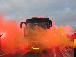 Galatasaray Kafilesine Sivas’ta Meşaleli Karşılama