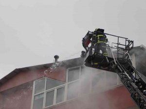 Çatı Katındaki Yangın Ucuz Atlatıldı