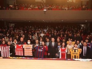 Bandırma Belediyesinden Öğrencilere Forma Hediyesi