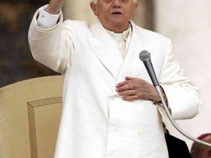 Papa Francis, Eski Papa 16. Benedict İçin Dua İstedi