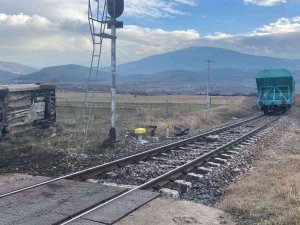 Tren Hafif Ticari Araca Çarptı: 1 Yaralı