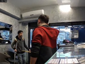 Fatih’te Koltuk Değnekli Şüphelinin Meyve Bıçağıyla Soygun Girişimi Kamerada