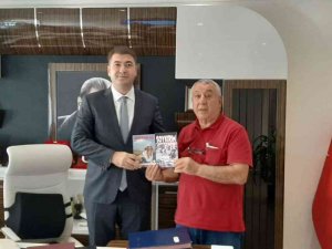 Serdar Ünsal, ’ Yüreğim İ̇revan’da Kaldı’ Romanını Vali Yardımcısı Ömer Said Karakaş’a Hediye Etti